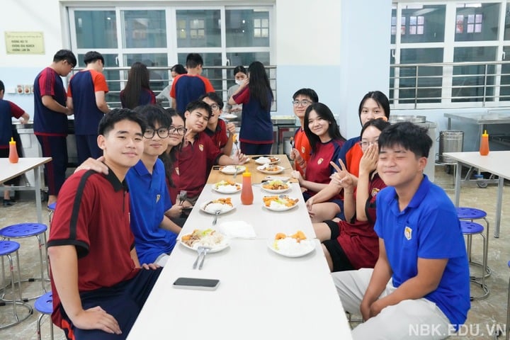 សាលា​ក្លាយ​ជា​ផ្ទះ​រួម​សម្រាប់​សិស្ស​ជាង​១.០០០​នាក់​ចំពេល​ទឹក​ជំនន់​នៅ​ហាណូយ - 2