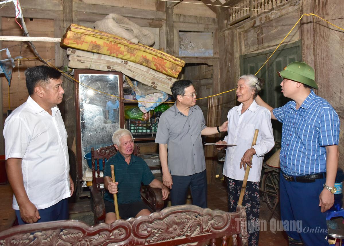 សមមិត្ត Nguyen Van Son អនុលេខាគណៈកម្មាធិការបក្សខេត្ត ប្រធានក្រុមប្រឹក្សាប្រជាជនខេត្ត និងសមមិត្ត Hau Minh Loi សមាជិកគណៈកម្មាធិការអចិន្ត្រៃយ៍បក្សខេត្ត អនុប្រធានអចិន្ត្រៃយ៍ក្រុមប្រឹក្សាប្រជាជនខេត្ត បានអញ្ជើញទៅសួរសុខទុក្ខ លើកទឹកចិត្ត និងជូនអំណោយដល់គ្រួសារលោក Truong Van Hung នៅភូមិ Kim Xuyen ឃុំ Hong Son ដែលផ្ទះត្រូវប្រឈមនឹងគ្រោះទឹកជំនន់។