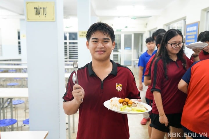 សាលា​ក្លាយ​ជា​ផ្ទះ​រួម​សម្រាប់​សិស្ស​ជាង​១.០០០​នាក់​ចំពេល​ទឹក​ជំនន់​នៅ​ហាណូយ - 3