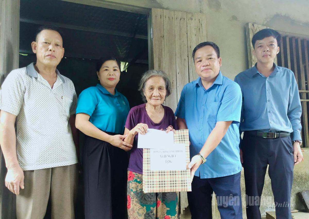 ថ្នាក់​ដឹក​នាំ​ឃុំ Hung Duc និង​អង្គការ​នានា​បាន​ទៅ​សួរ​សុខ​ទុក្ខ ផ្តល់​អំណោយ និង​លើក​ទឹក​ចិត្ត​ជន​ចាស់​ជរា​ក្នុង​តំបន់។