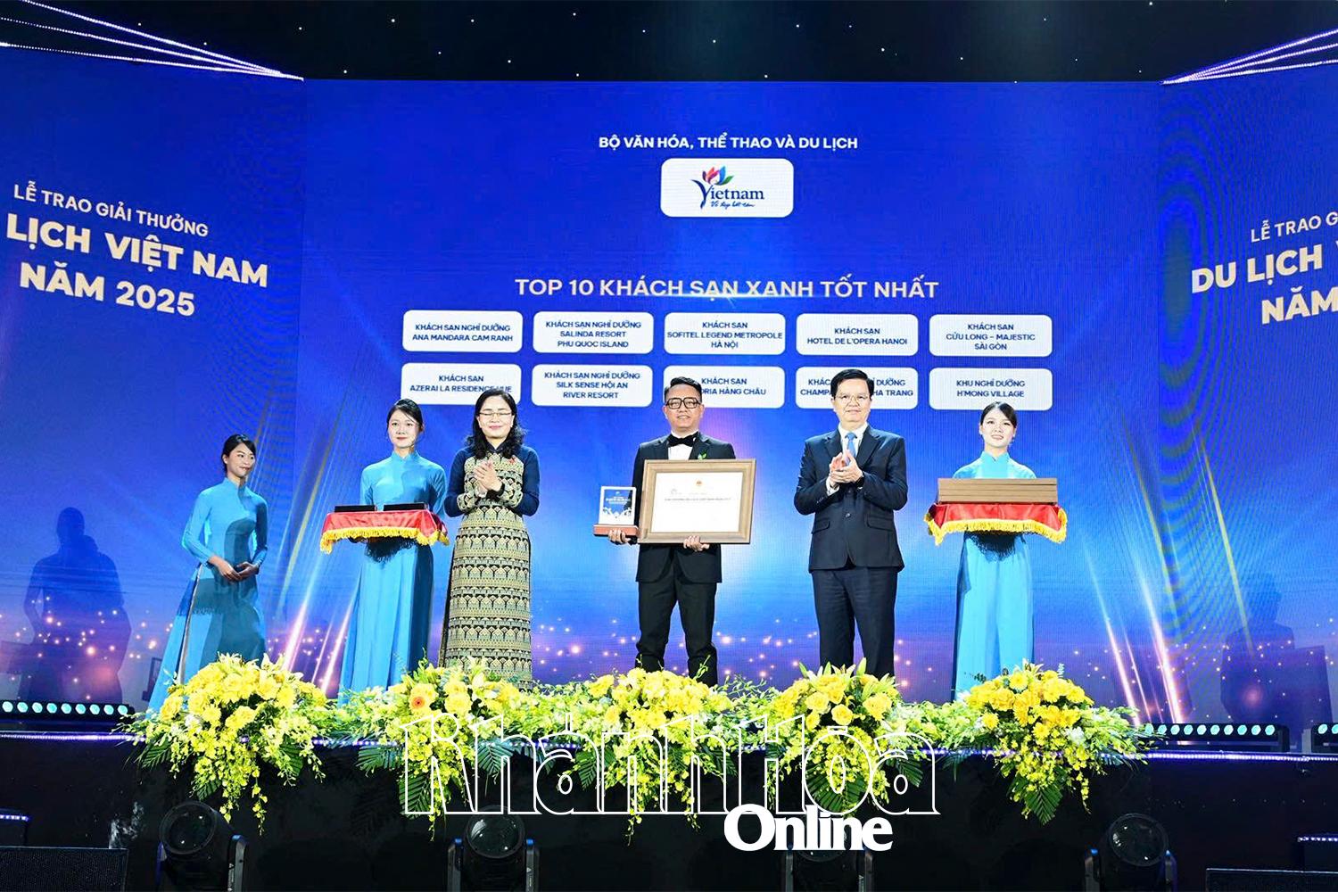 លោក Le Dai Hai - អ្នកគ្រប់គ្រងទូទៅនៃ Ana Mandara Cam Ranh បានទទួលពានរង្វាន់សម្រាប់សណ្ឋាគារបៃតងល្អបំផុតទាំង 10 នៅវៀតណាម។