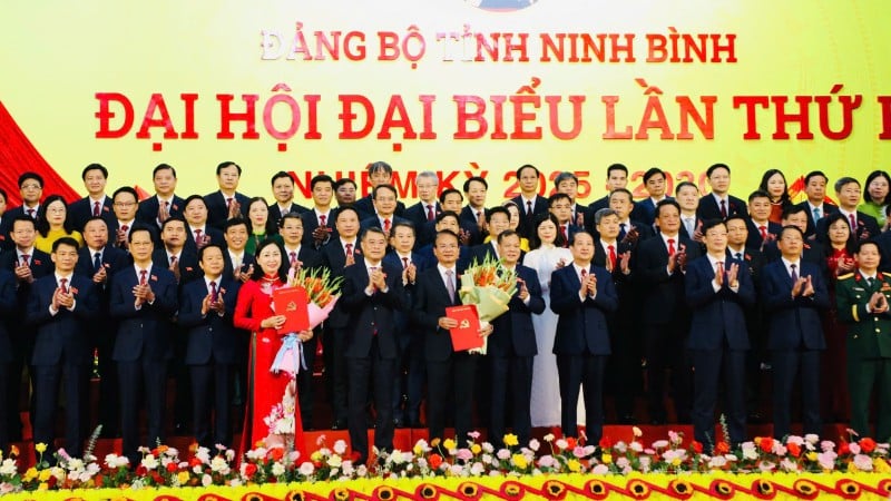 សមមិត្ត Le Minh Hung សមាជិកការិយាល័យនយោបាយ លេខាគណៈកម្មាធិការមជ្ឈិមបក្ស ប្រធានគណៈកម្មាការមជ្ឈិមបានបង្ហាញពីសេចក្តីសម្រេចចិត្តលើការងារបុគ្គលិក និងថតរូបជាមួយគណៈកម្មាធិការប្រតិបត្តិនៃគណៈកម្មាធិការបក្សខេត្ត Ninh Binh សម្រាប់អាណត្តិ 2025-2030។