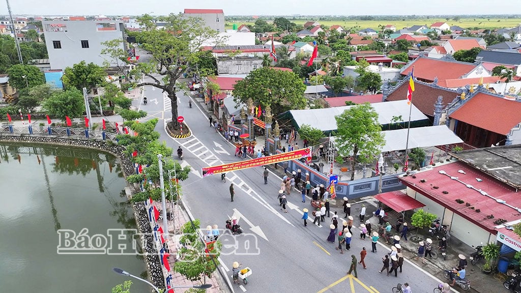 ពិធី​ដង្ហែ​អ្នក​បរិសុទ្ធ​ពី​វត្ត​ភូមិ​ទៅ​កាន់​ប្រាសាទ Hoe Thi បាន​ទាក់ទាញ​មនុស្ស​ចូល​រួម​យ៉ាង​ច្រើន​កុះករ។