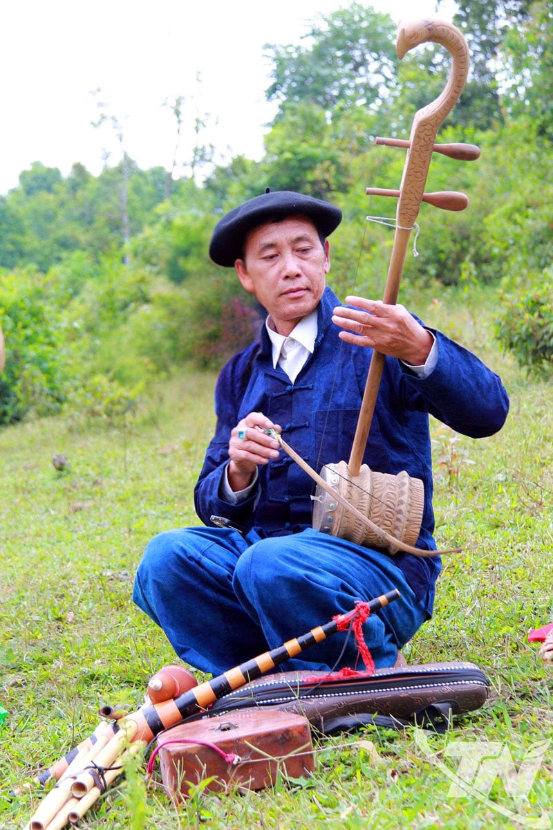 Herr Chao Phai Lu hat sich das Spielen von 8 traditionellen Musikinstrumenten selbst beigebracht und kann diese spielen, wie zum Beispiel: Mong-Flöte, zweisaitige Geige, Tinh-Laute, Mong-Panflöte, Blattpanflöte, Pi Le...