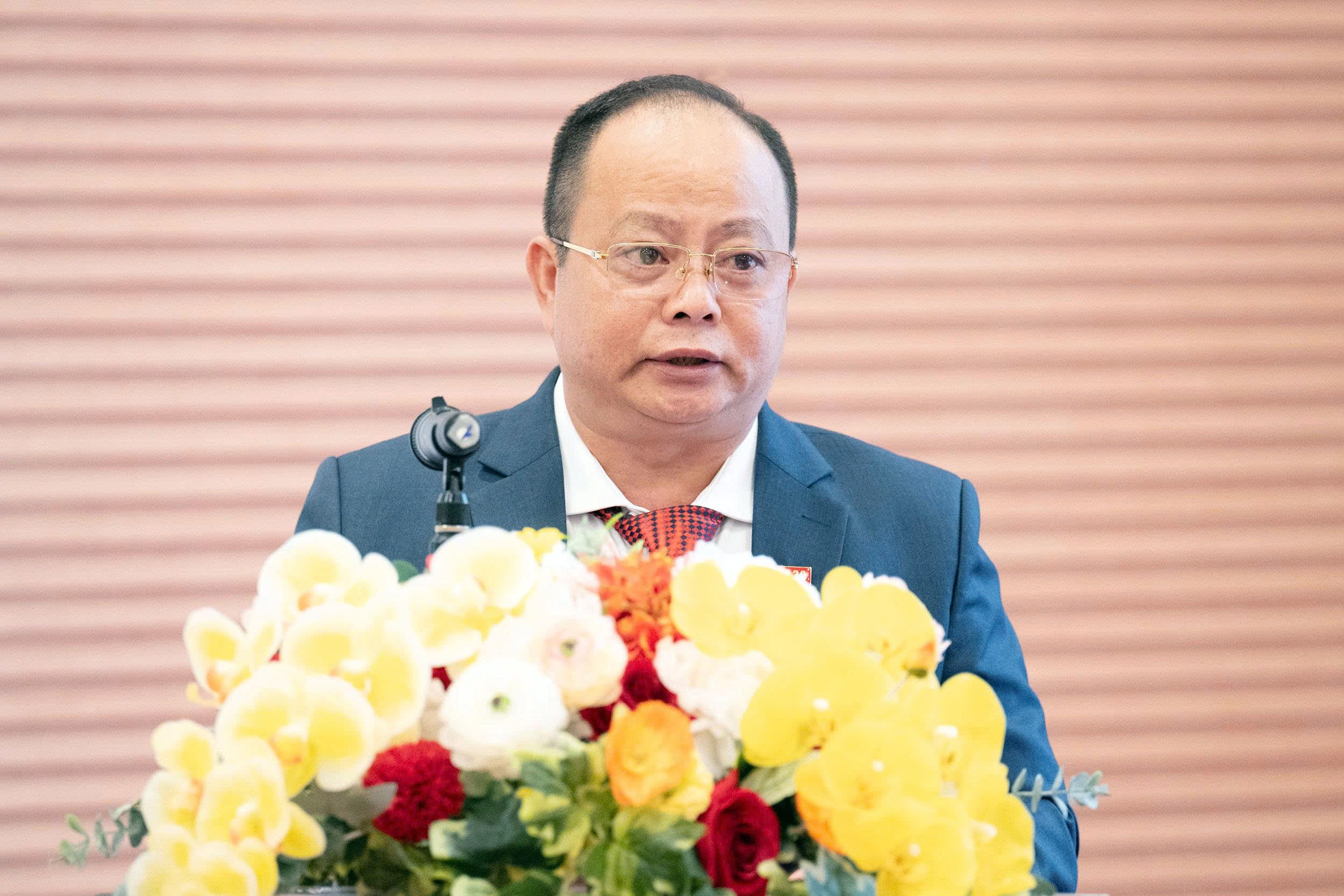 당원 Le Manh Tan이 연설합니다