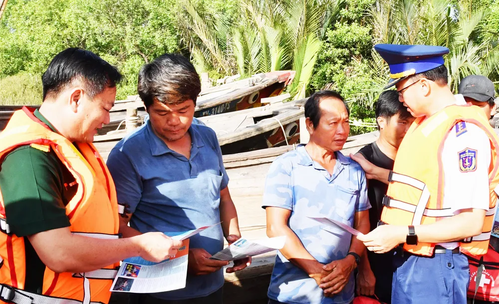 ឆ្មាំ​សមុទ្រ​ផ្សព្វផ្សាយ​ច្បាប់​ដល់​អ្នក​នេសាទ