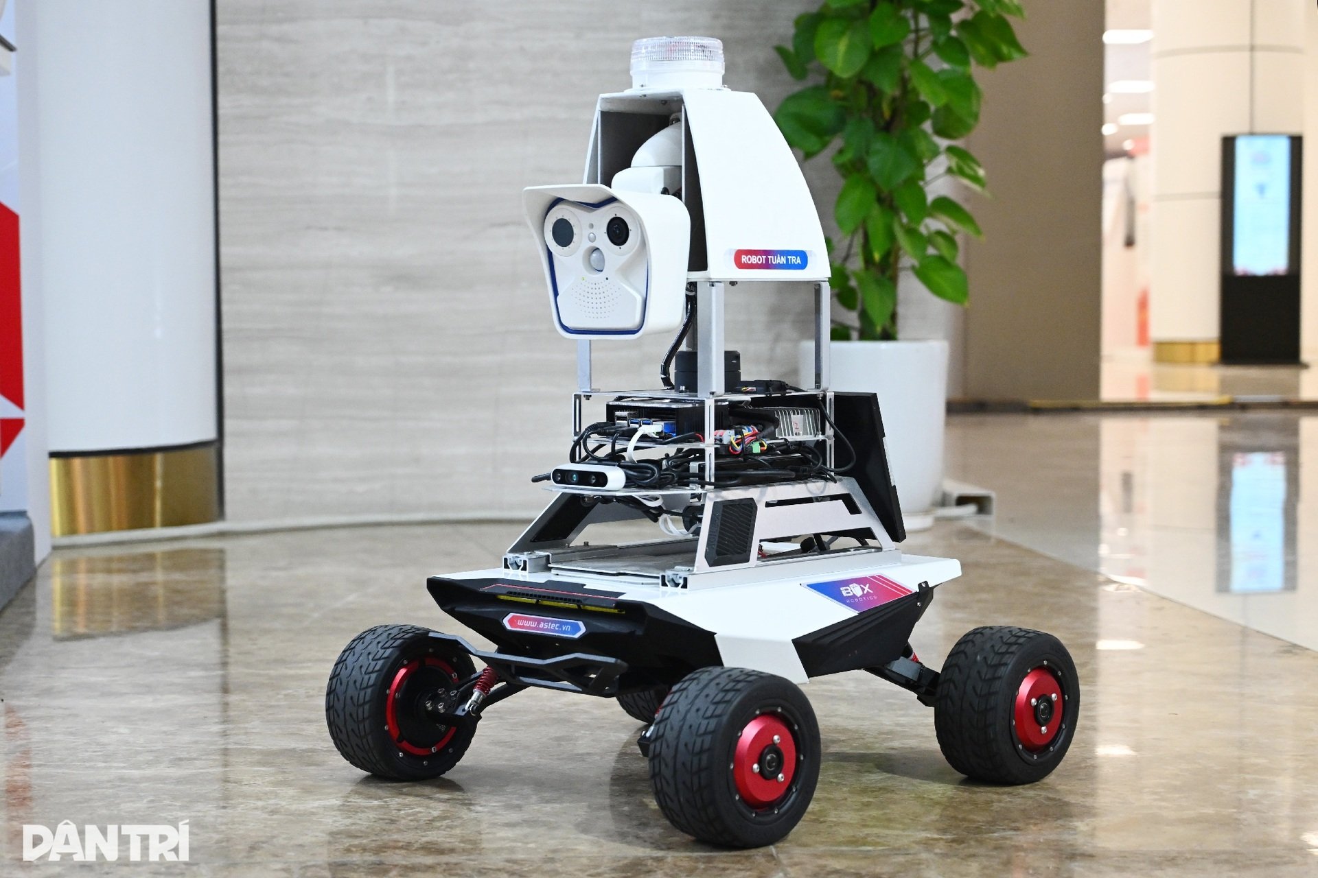 Loạt robot, UAV tuần tra cấu hình khủng Make in Vietnam - 12