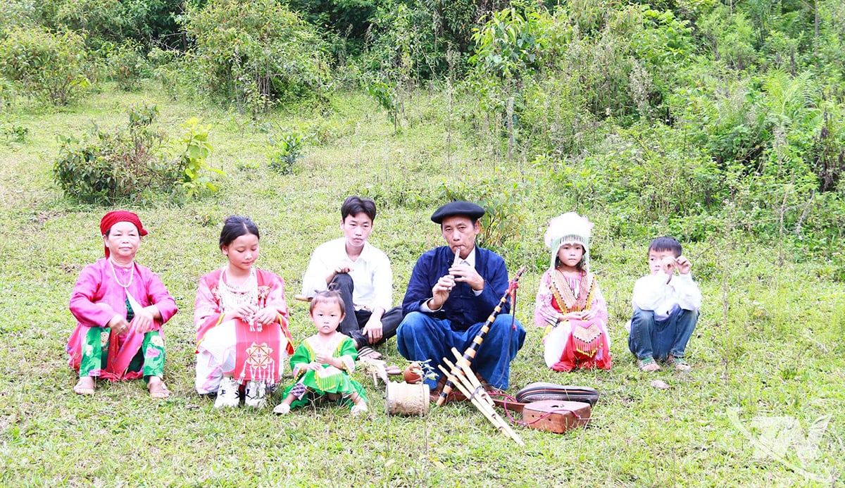 Herr Chao Phai Lu spielt Musikinstrumente der Mong-Ethnie.
