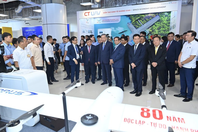 General Secretary To Lam and Prime Minister Pham Minh Chinh visit booths at the International Exhibition on Innovation, within the framework of the National Innovation Day 2025. (Photo: DANG KHOA)