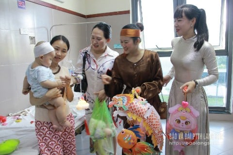 តំណាងសាលាមត្តេយ្យ Anh Viet ជូនអំណោយដល់កុមារដែលកំពុងសម្រាកព្យាបាលនៅមន្ទីរពេទ្យបង្អែកខេត្ត។
