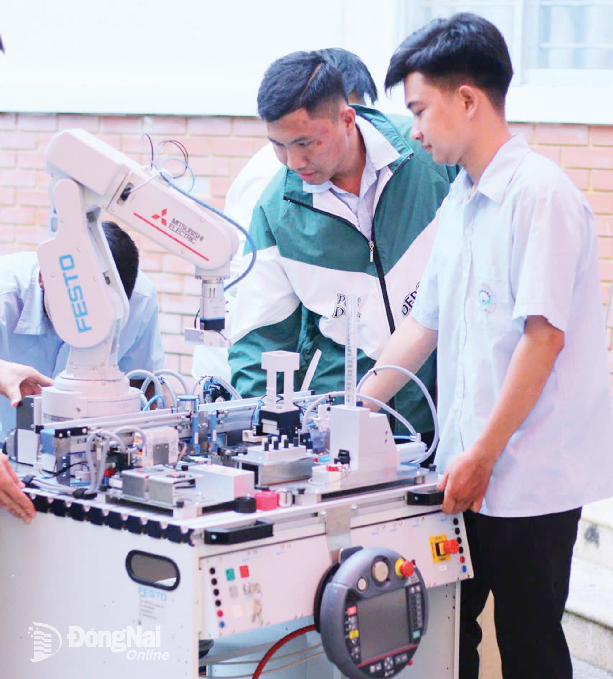 Das Binh Phuoc College investiert in neue Ausrüstung für seine Ausbildungsaktivitäten. Im Bild: Studierende der Industrieelektrik des Binh Phuoc College lernen den Roboterarm kennen. Foto: NTCC  