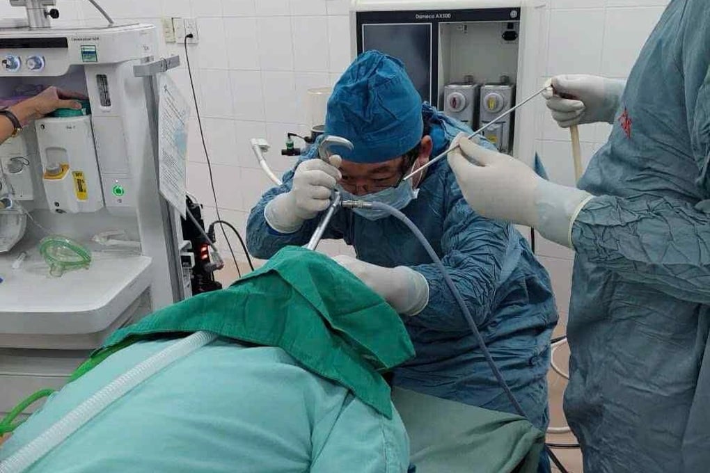 Miếng dị vật trong suốt nguy hiểm ẩn trong cổ họng bé trai - 2