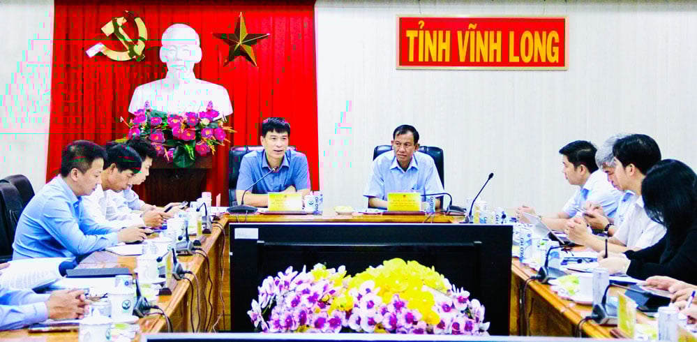អនុរដ្ឋមន្ត្រីក្រសួងសំណង់ - Pham Minh Ha (ឆ្វេង) ធ្វើការលើការអភិវឌ្ឍន៍លំនៅដ្ឋានសង្គម។