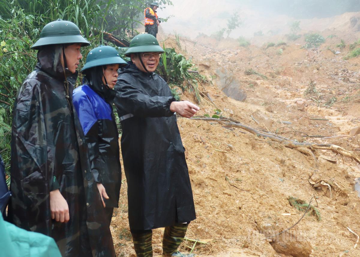 Standing Vice Chairman of the Provincial Fatherland Front Committee Ha Trung Kien inspected the landslide scene in Ma Lau A village, Lung Cu commune.