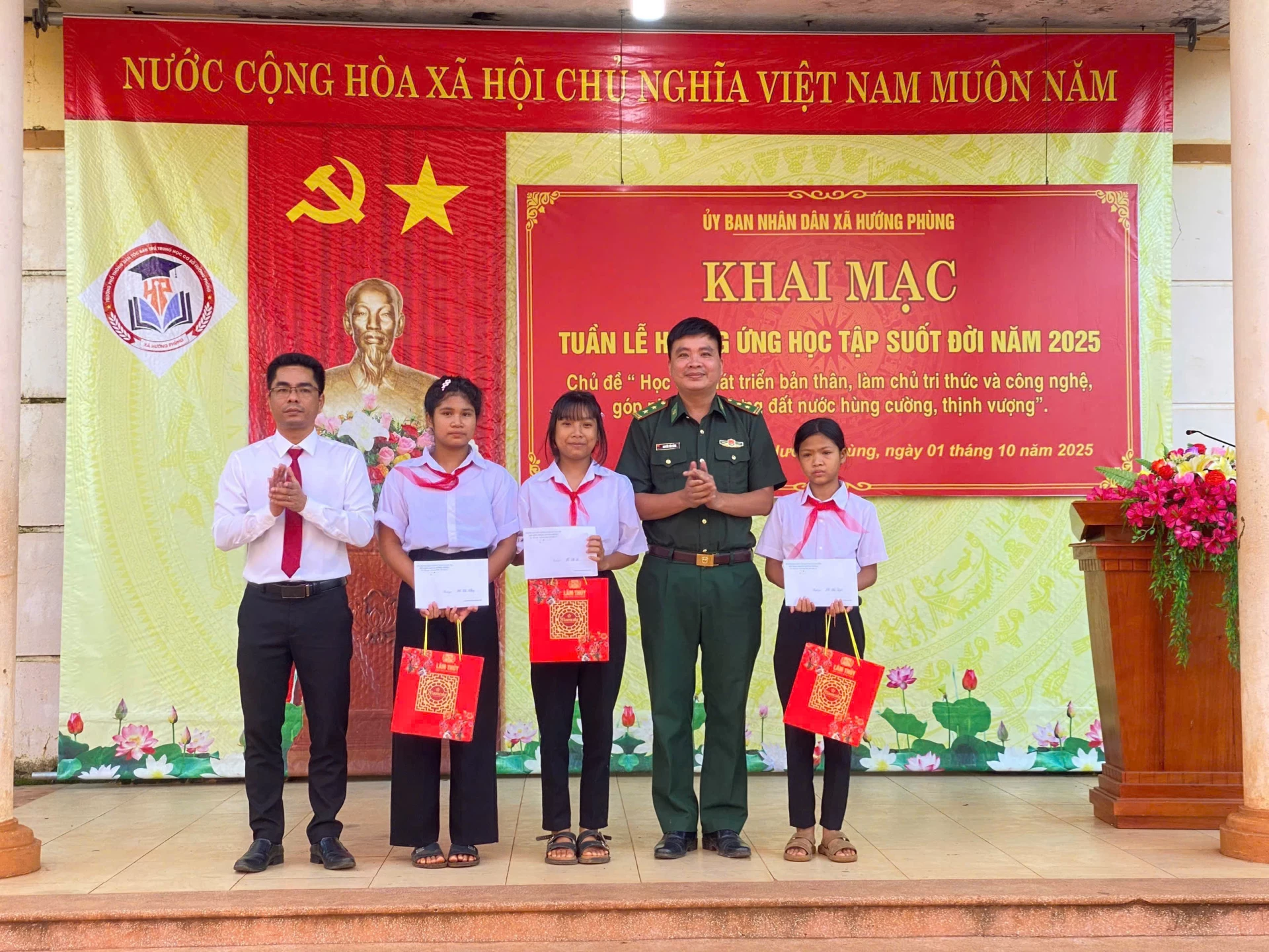តំណាងប៉ុស្តិ៍ការពារព្រំដែន Huong Phung ប្រគល់អាហារូបករណ៍ដល់សិស្សានុសិស្សដែលមានស្ថានភាពលំបាកក្នុងតំបន់ - រូបភាព៖ L.T