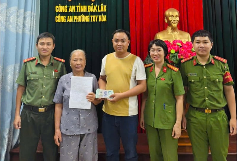 ប្រធាន​សហករណ៍​រក​ឃើញ​គំនរ​លុយ​ហើយ​សុំ​ឱ្យ​សមត្ថកិច្ច​រក​អ្នក​ទម្លាក់​មក​វិញ​ទើប​យក​មក​វិញ -0