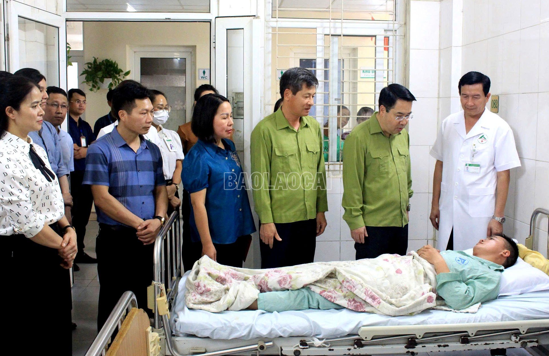Các đồng chí lãnh đạo tỉnh thăm hỏi, động viên bệnh nhân.