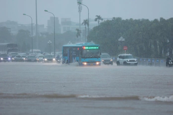 Hà Nội nhiều điểm ngập sâu do mưa lớn, giao thông ùn tắc - Ảnh 2.