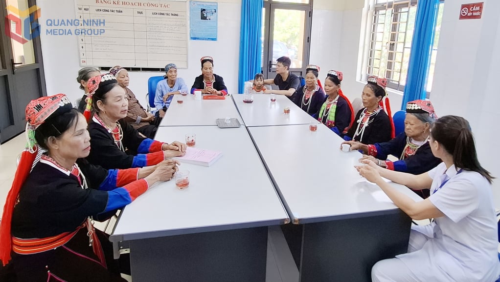 Hội viên người cao tuổi xã Quảng La đến Trạm y tế xã để được tuyên truyền, tư vấn chăm sóc sức khỏe cho bản thân và gia đình.