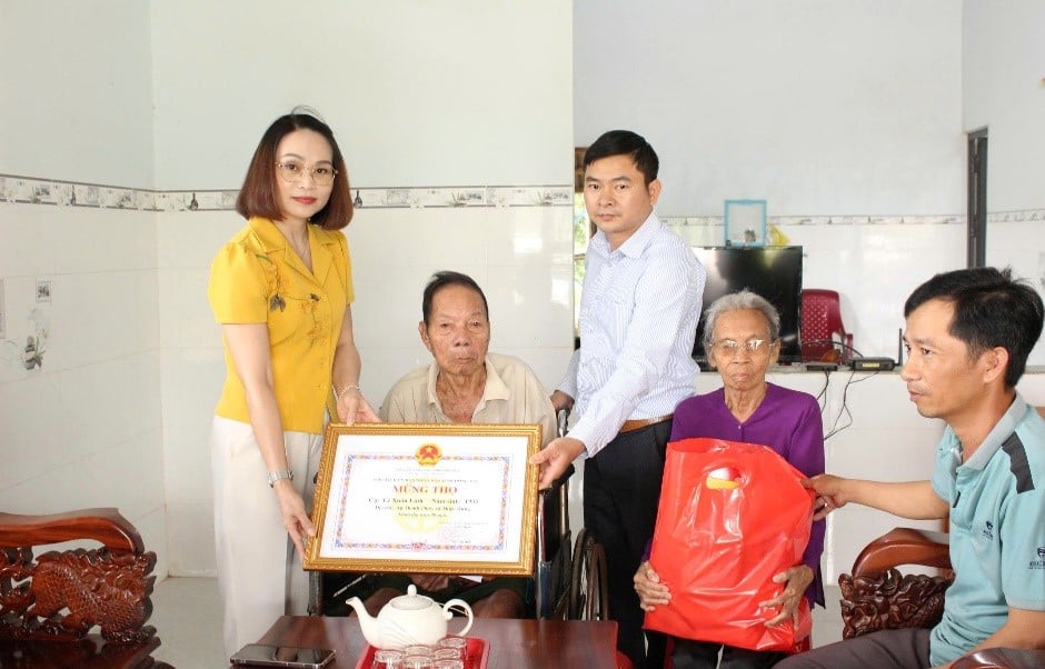 មេជីវិតឈ្មោល។