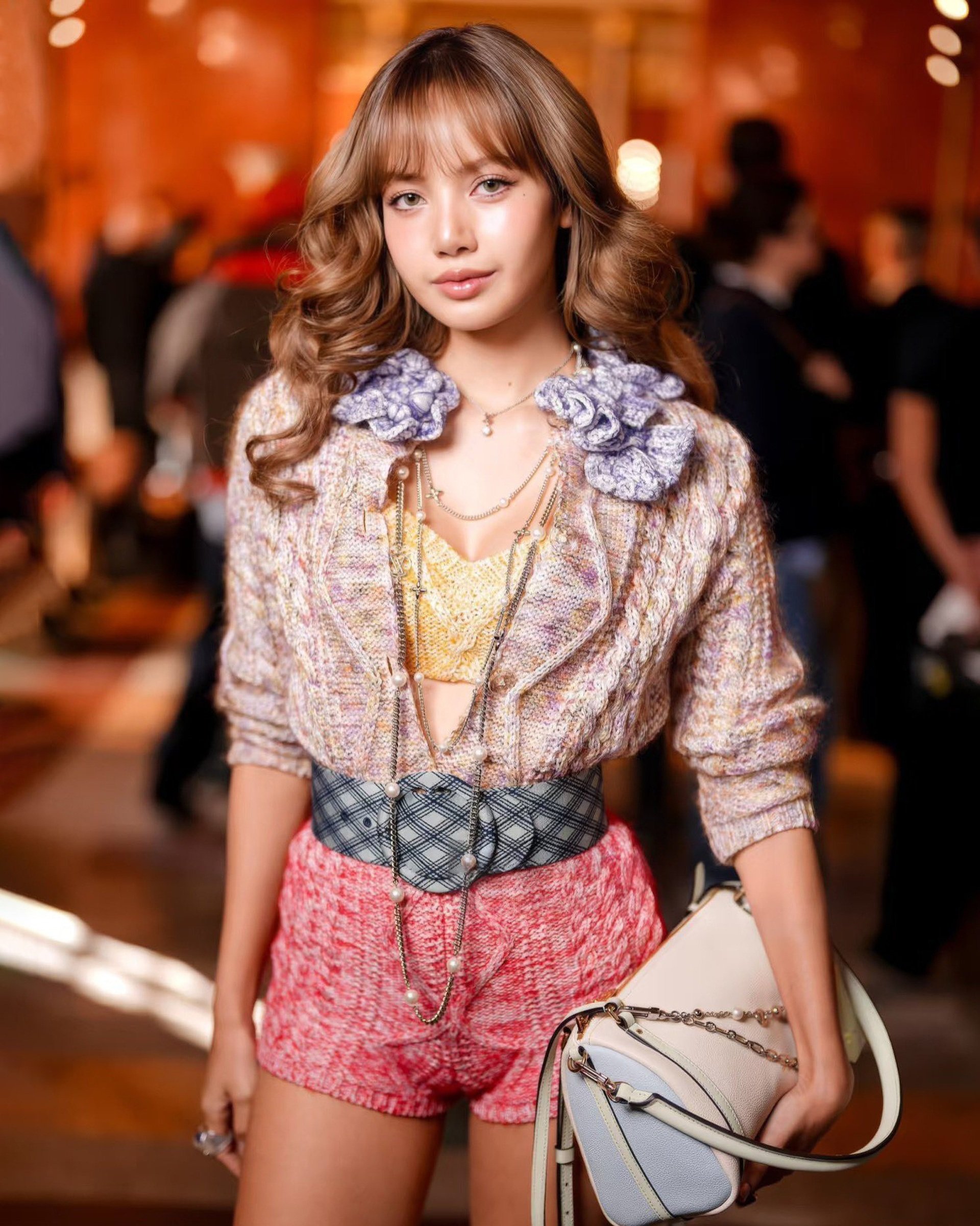 Lisa (Blackpink) xinh đẹp như búp bê sống ở Paris - 3