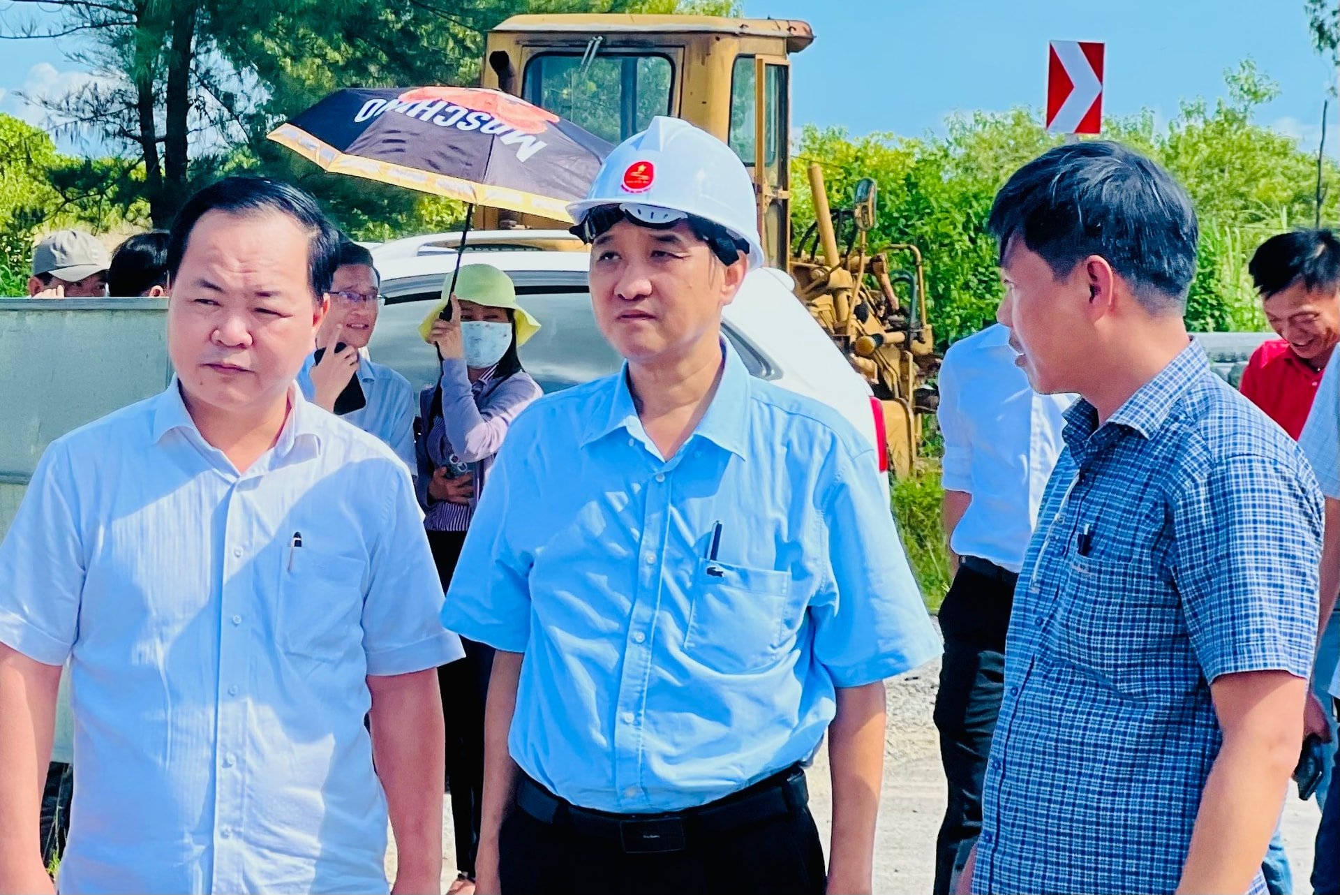 Vice Chairman of the City People's Committee Le Quang Nam surveyed the planning location of the Northwest Urban Area of ​​Chu Lai Airport.