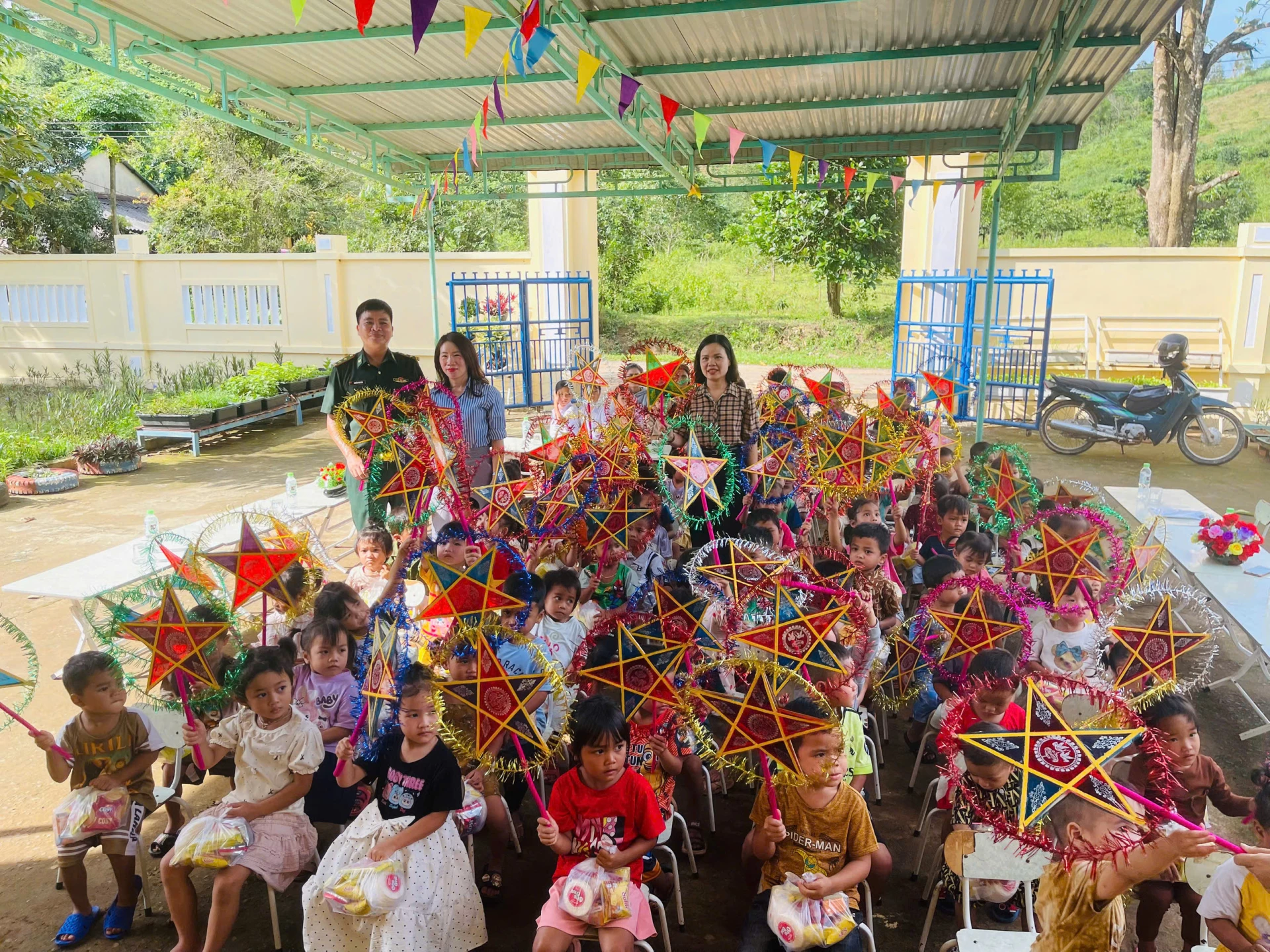 ប៉ុស្តិ៍ឆ្មាំព្រំដែន Huong Phung ផ្តល់អំណោយរាប់រយដល់កុមារនៃសាលាមត្តេយ្យ Huong Phung - រូបភាព៖ L.T