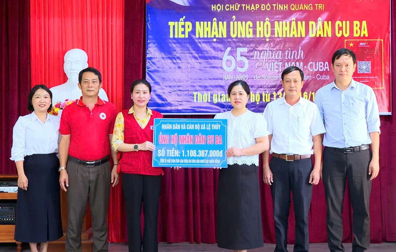 Representatives of Le Thuy commune leaders presented money to support the Cuban people - Photo: N.H
