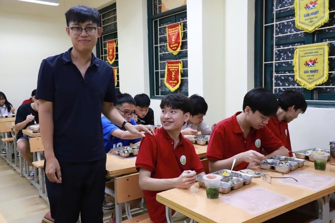 Students of Phan Huy Chu-Dong Da High School have dinner at school under the care of teachers. (Photo: NTCC)