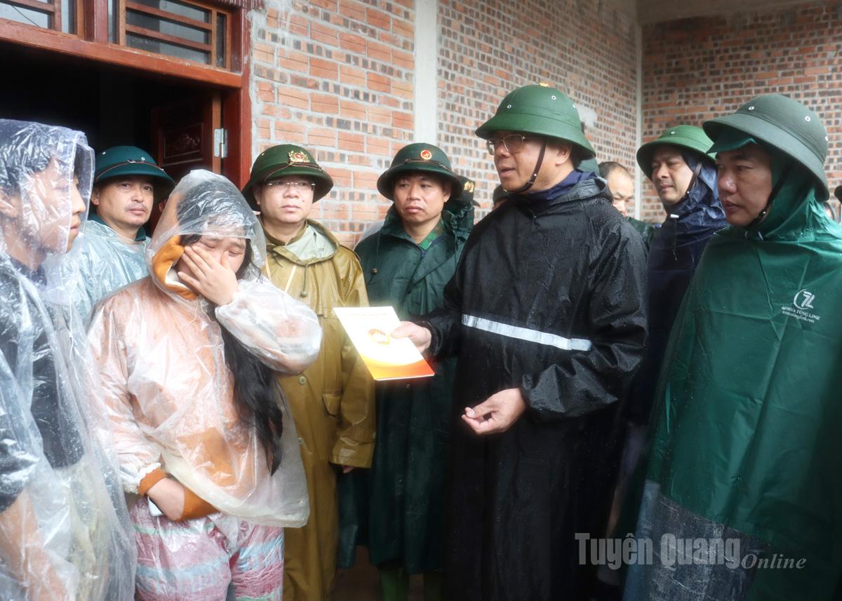 Comrade Ha Trung Kien, Standing Vice Chairman of the Provincial Fatherland Front Committee, visited and presented 20 million VND to support the family of the missing victim Vang Cha So.