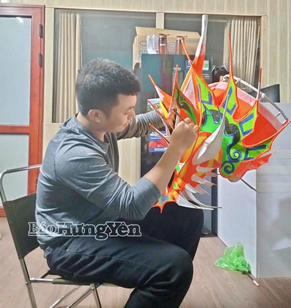 សមាជិកនៃក្រុមរបាំតោ Hung Anh Duong តុបតែងក្បាលសត្វតោយ៉ាងប៉ិនប្រសប់ ដើម្បីត្រៀមរៀបចំពិធីបុណ្យពាក់កណ្តាលរដូវស្លឹកឈើជ្រុះ។