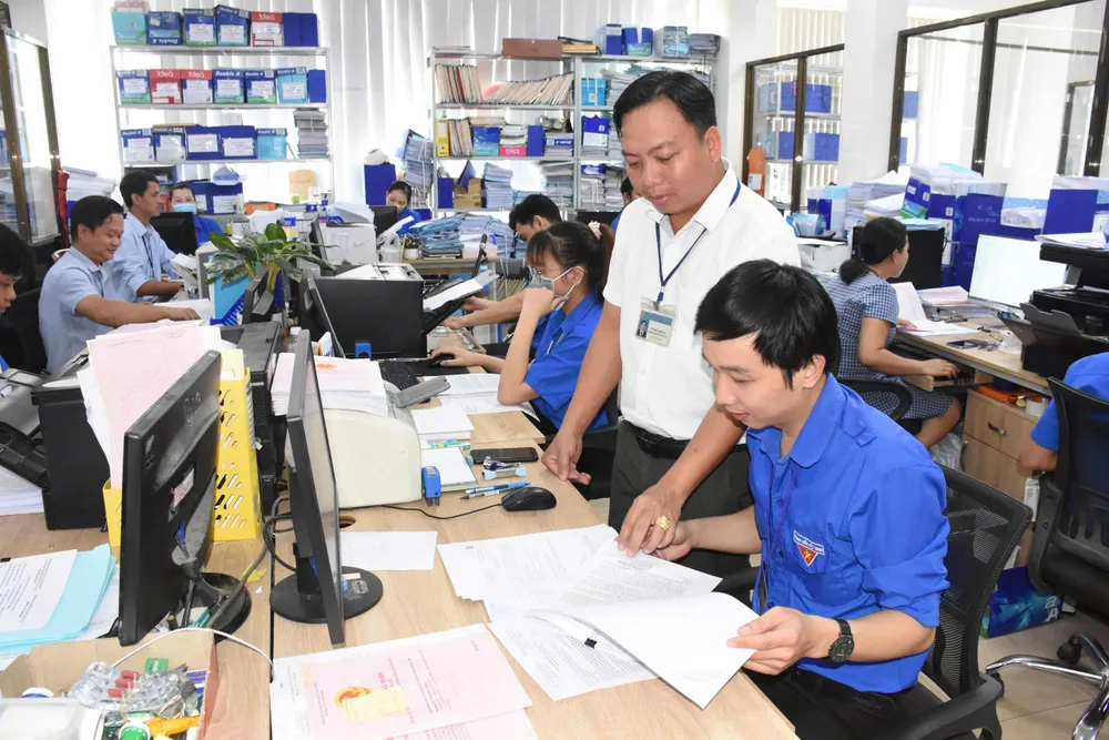 មន្ត្រីរាជការ និង​មន្ត្រីរាជការ​បម្រើ​ការងារ​នៅ​ការិយាល័យ​ចុះបញ្ជី​ដី​លេខ​៣៦ តាម​សេចក្តីសម្រេច​ថ្មី​។ រូបថត៖ QUANG VU