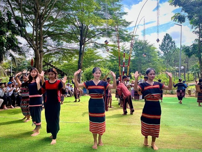 Khám phá bản sắc văn hóa các dân tộc Việt Nam qua chuỗi sự kiện "Em là hoa của núi” - Ảnh 1.
