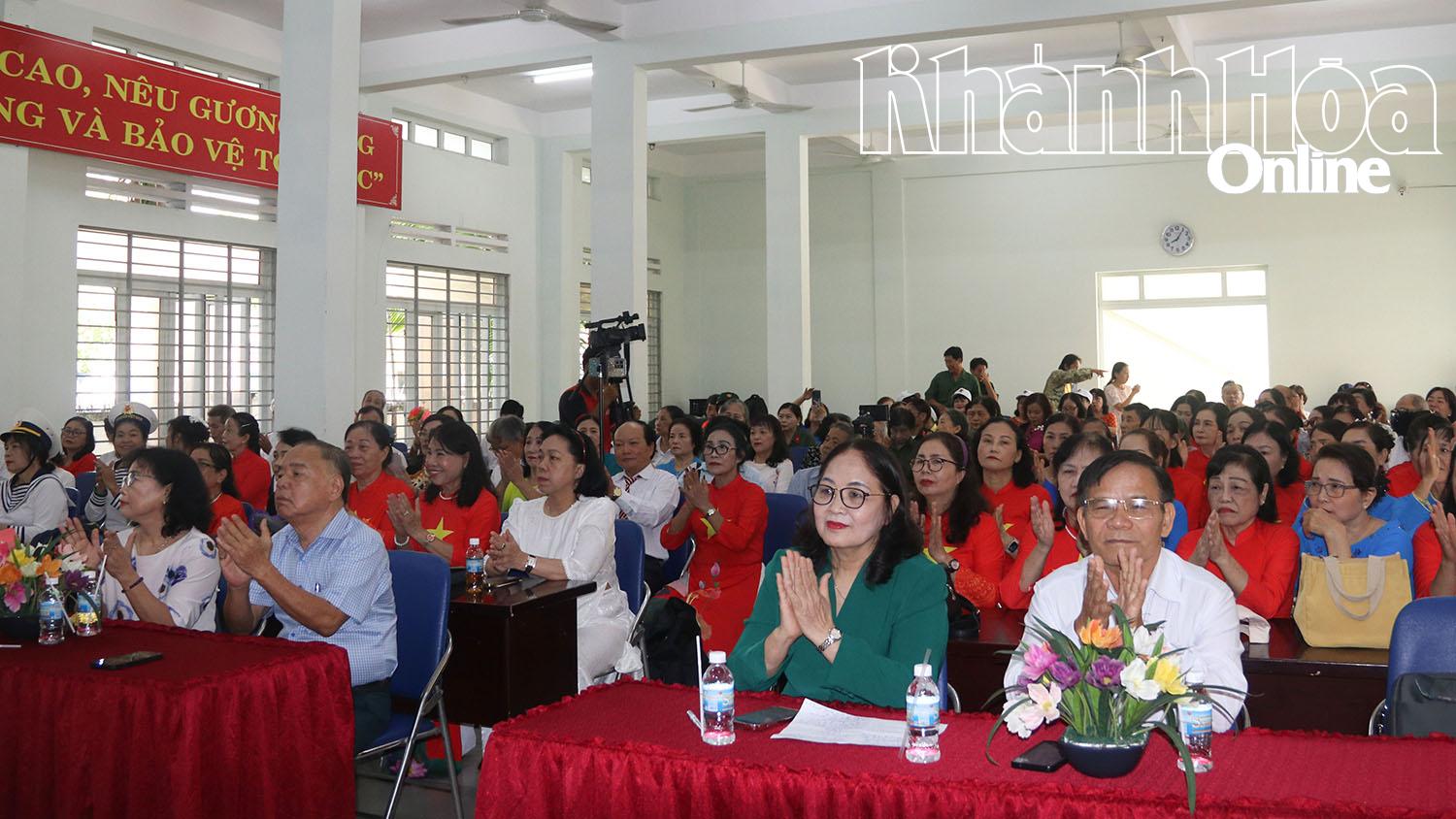 Chương trình thu hút nhiều hội viên người cao tuổi tham gia cổ vũ.