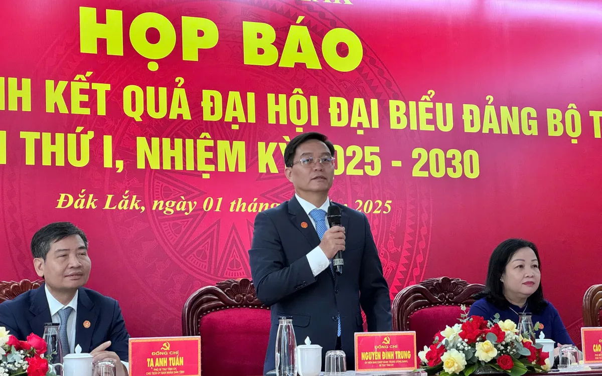 Bí thư Tỉnh ủy Nguyễn Đình Trung phát biểu tại buổi họp báo.