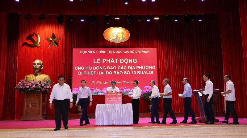 មន្ត្រីរាជការ បុគ្គលិកសាធារណៈ សាស្ត្រាចារ្យ និងនិស្សិតនៃបណ្ឌិត្យសភានយោបាយជាតិហូជីមិញ ឧបត្ថម្ភប្រជាជននៅតាមមូលដ្ឋានដែលរងផលប៉ះពាល់ដោយព្យុះលេខ១០។