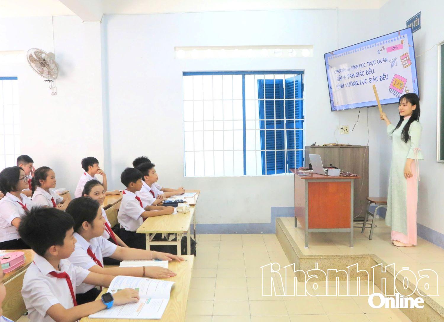 ថ្នាក់រៀននៅអនុវិទ្យាល័យមួយក្នុងវួដ Nha Trang ។