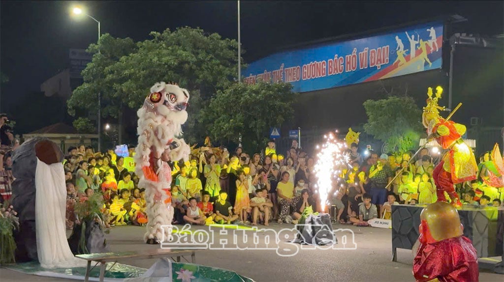 មនុស្សពេញវ័យ និងកុមាររីករាយនឹងការទស្សនារបាំតោ-តោ-នាគ។