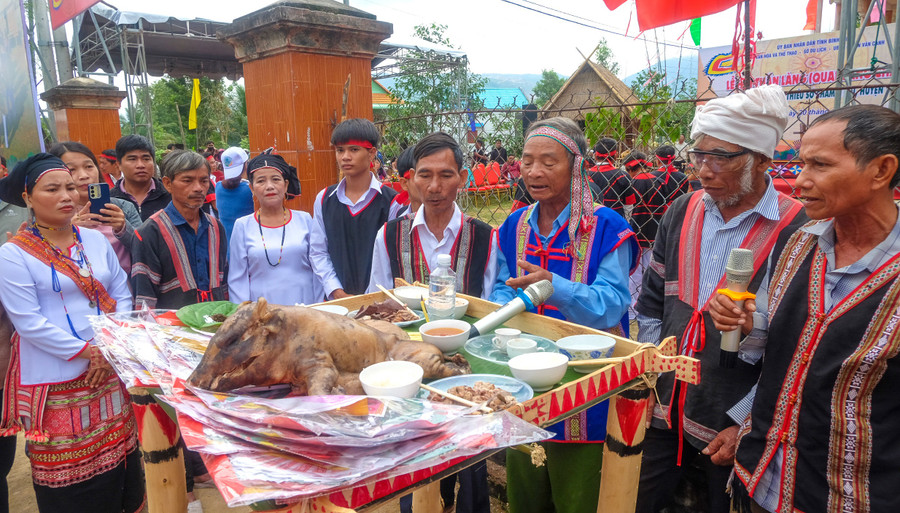 mot-nghi-thuc-trong-le-cung-than-lang-cua-nguoi-cham-hroi-anh-minh-hoa-jpg.jpg