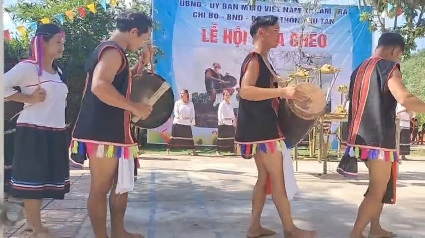 ស្តារឡើងវិញនូវពិធីបុណ្យរបាំ Cheo ។ រូបថតរបស់ VAN PHIN