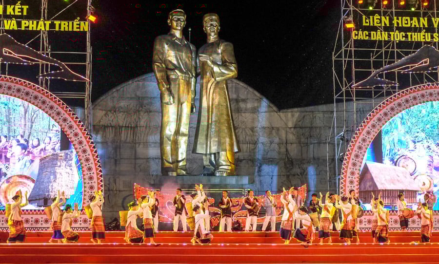 doan-nghe-nhan-van-dong-vien-cham-hroi-tinh-gia-lai-se-tham-gia-ngay-hoi-anh-minh-hoajpg.jpg