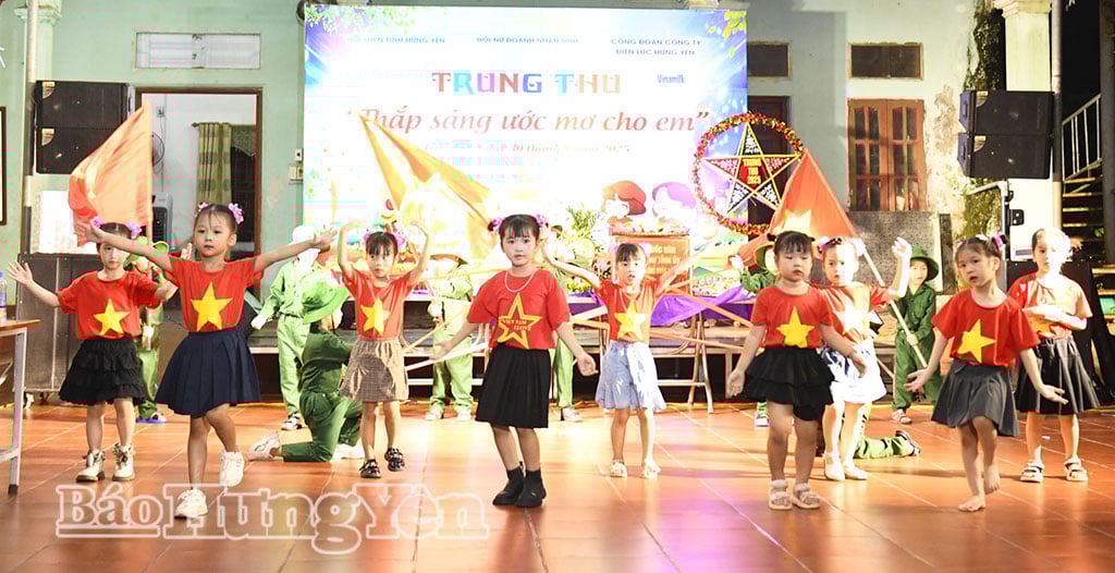 An art performance at the Mid-Autumn Festival program 