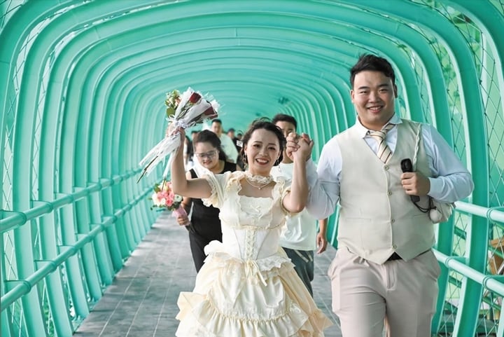 Ein frisch verheiratetes Paar erlebt am 28. September 2025 den gläsernen Skywalk an der Huajiang Grand Canyon Bridge. (Quelle: ChenTao)