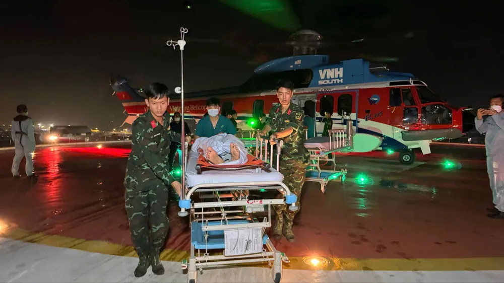 ក្រុមគ្រូពេទ្យនៃមន្ទីរពេទ្យយោធភូមិភាគ ១៧៥ បានដឹកអ្នកជំងឺចេញពីឧទ្ធម្ភាគចក្រទៅកាន់នាយកដ្ឋានសង្គ្រោះបន្ទាន់ ដើម្បីព្យាបាល។