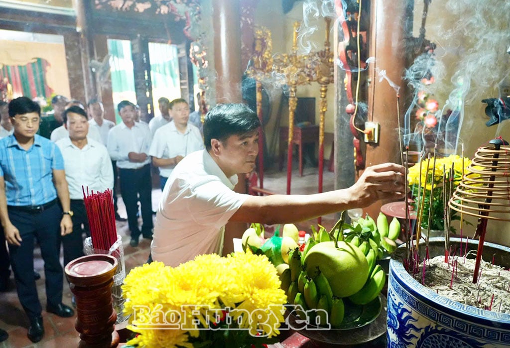 ថ្នាក់ដឹកនាំ​ឃុំ និង​ប្រជាពលរដ្ឋ​បាន​អុជ​ធូប​គោរព​វិញ្ញាណក្ខន្ធ និង​ឧទ្ទិស​កុសល​ដល់​បុព្វការី​ជន​។