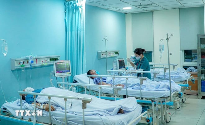 ttxvn-3-benh-nhan-tu-truong-sa-duoc-van-chuyen-bang-truc-thang-ve-dat-lien-cap-cuu-2.jpg