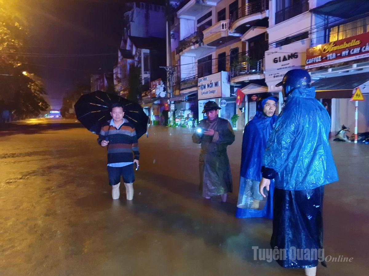 កងកម្លាំងមុខងារនៃសង្កាត់ Ha Giang 2 កំពុងបំពេញភារកិច្ចនៅតំបន់លិចទឹក ក្រុម 12 Minh Khai, Ha Giang 2 Ward ។ រូបថត៖