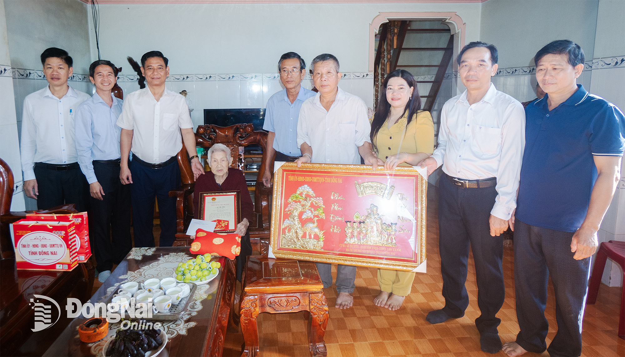 ថ្នាក់ដឹកនាំគណៈកម្មាធិការបក្ស - ក្រុមប្រឹក្សាប្រជាជន - គណៈកម្មាធិការប្រជាជន - គណៈកម្មាធិការរណសិរ្សមាតុភូមិវៀតណាមនៃវួដ Dong Xoai បានទៅសួរសុខទុក្ខ ជូនអំណោយ និងអបអរសាទរចំពោះលោក Le Thi Huu អាយុ 100 ឆ្នាំ រស់នៅសង្កាត់ Bung Se។