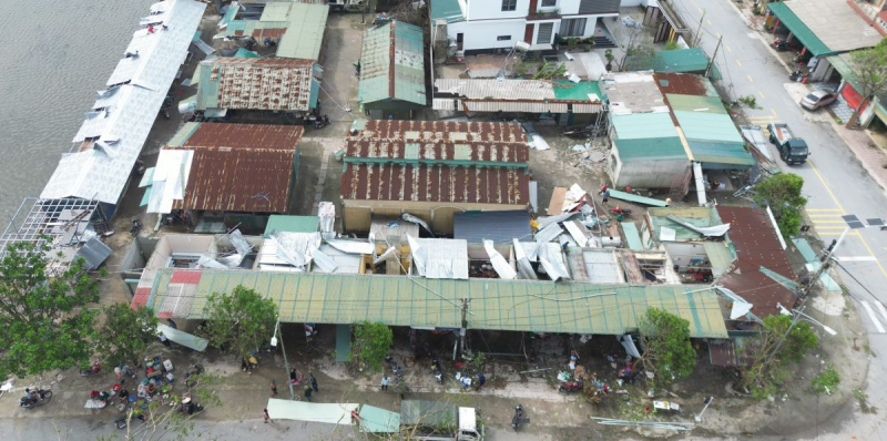 Nahaufnahme des Marktes, der im Sturm Nr. 10 in Ha Tinh 