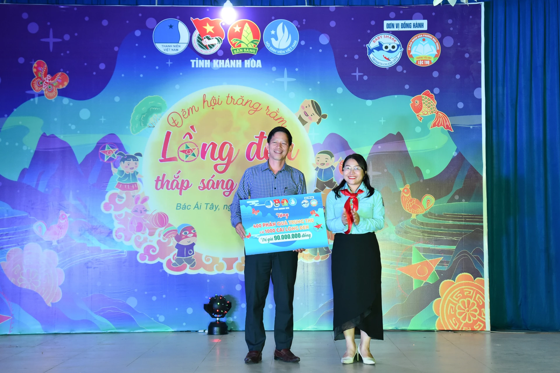 La Sra. Huynh Thi Nhu Y, Secretaria Adjunta de la Unión Provincial de Jóvenes, Presidenta del Consejo de la Unión Provincial de Jóvenes y Directora de la Casa Provincial de los Niños, presentó regalos simbólicos del Festival del Medio Otoño a los líderes locales.
